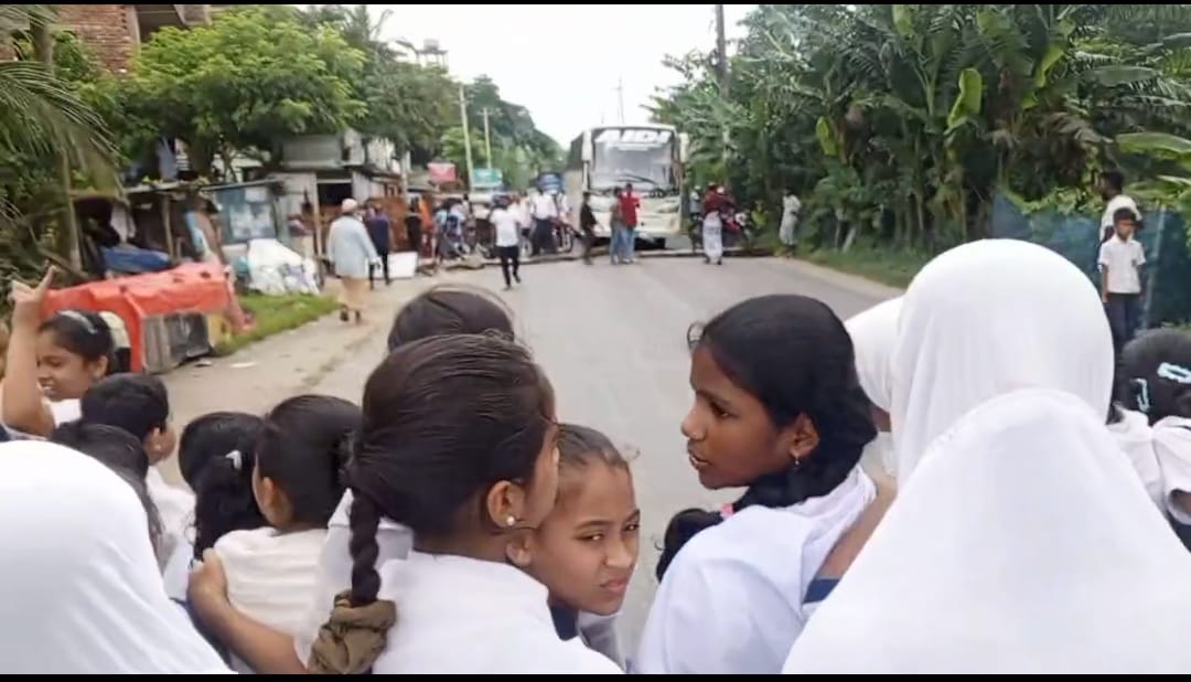 সড়ক অবরোধ করে  শিক্ষার্থী-অভিভাবকদের প্রতিবাদ, স্পিড ব্রেকারের দাবি