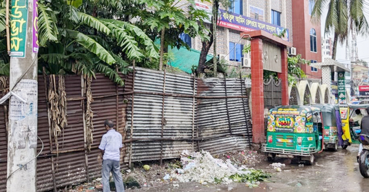 চাঁদপুর শহরের প্রাণকেন্দ্রে গণশৌচাগার নেই কেন?