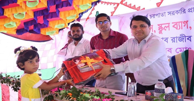 রায়পুরে নতুন পোশাক-স্কুল ব্যাগ পেয়ে উল্লসিত শিশু শিক্ষার্থীরা
