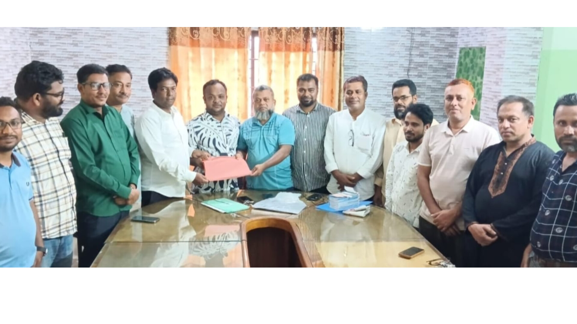 চাঁদপুর জেলা ফটো জার্নালিস্ট অ্যাসোসিয়েশনের নবনির্বাচিত কমিটির কাছে দায়িত্ব হস্তান্তর