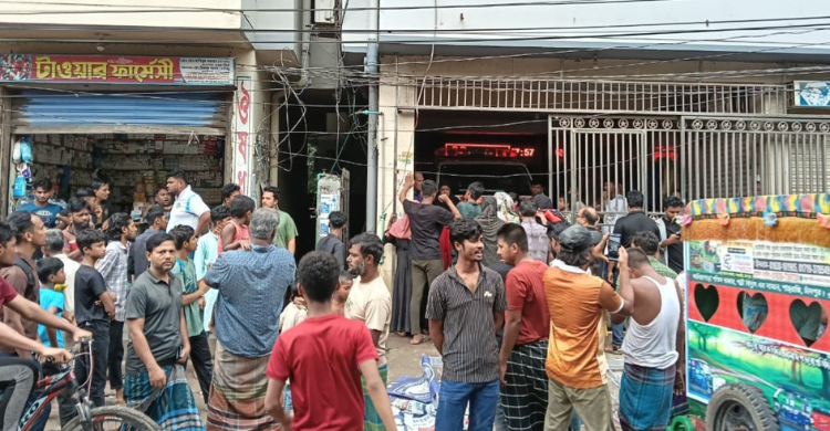 শাহরাস্তিতে ভুল চিকিৎসায় রোগী মৃত্যুর ঘটনায় হাসপাতালে ভাংচুর ও তালা