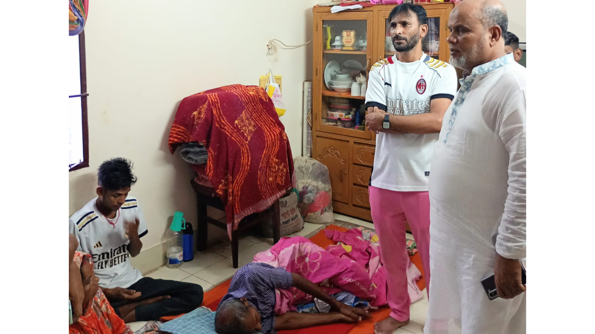গুরুতর অসুস্থ হরিজন পরিবারকে আর্থিক সহায়তা দিলেন বিএনপি নেতা হাজী মোশারফ
