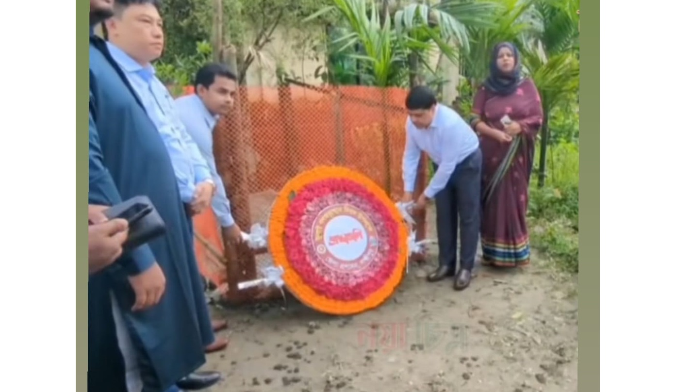 লক্ষ্মীপুরে শহীদদের কবরে প্রশাসনের শ্রদ্ধা নিবেদন, দোয়া