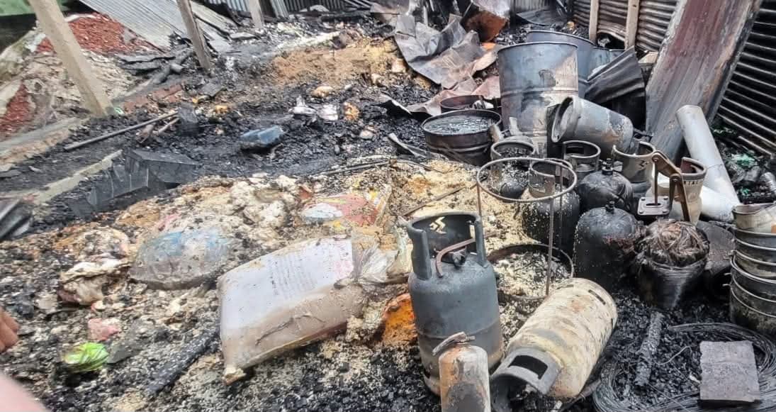 হাজীগঞ্জে রাতের আগুনে পুড়লো দু ব্যবসা প্রতিষ্ঠান