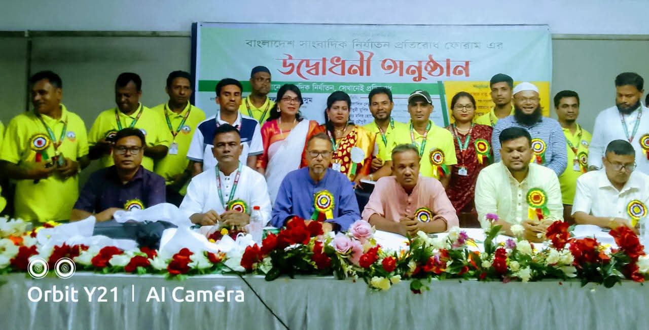'মুখে কালো কাপড় নয়, মাথায় লাল কাপড় বেঁধে অধিকার আদায়ে মাঠে নামতে হবে'
