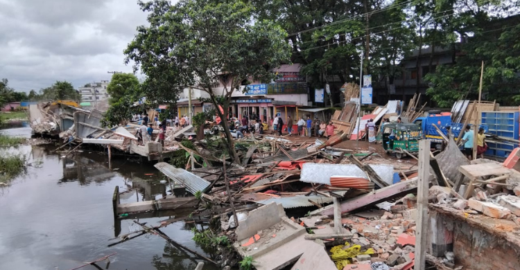 নোয়াখালীতে শতাধিক অবৈধ স্থাপনা উচ্ছেদ