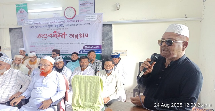 কচুয়ায় মাদ্রাসার এডহক কমিটির সভাপতিকে সংবর্ধনা