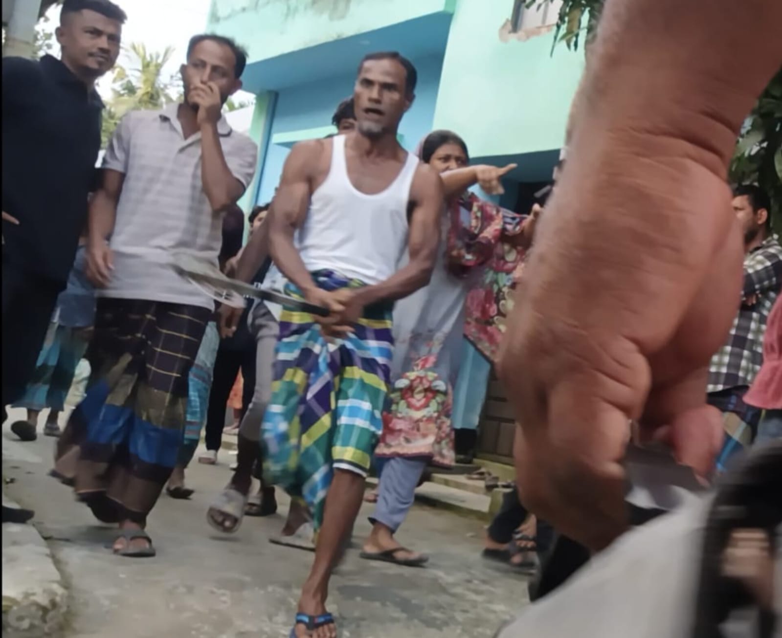 ফরিদগঞ্জের সুবিদপুরে গৃহবধূ নির্যাতন।। পুলিশের নিষ্ক্রিয়তায় ক্ষোভ