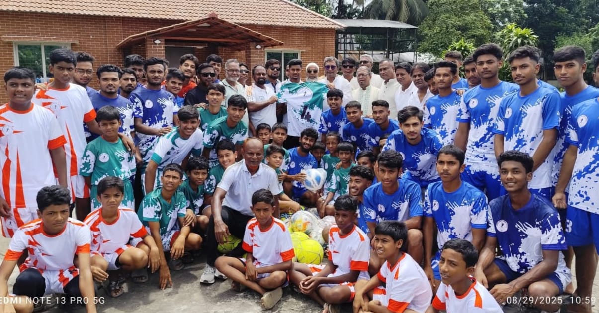 চাঁদপুর সোনালী অতীত ফুটবল একাডেমীর খুদে ফুটবলারদের মাঝে জার্সি ও ক্রীড়াসামগ্রী বিতরণ করলেন শেখ ফরিদ আহমেদ মানিক