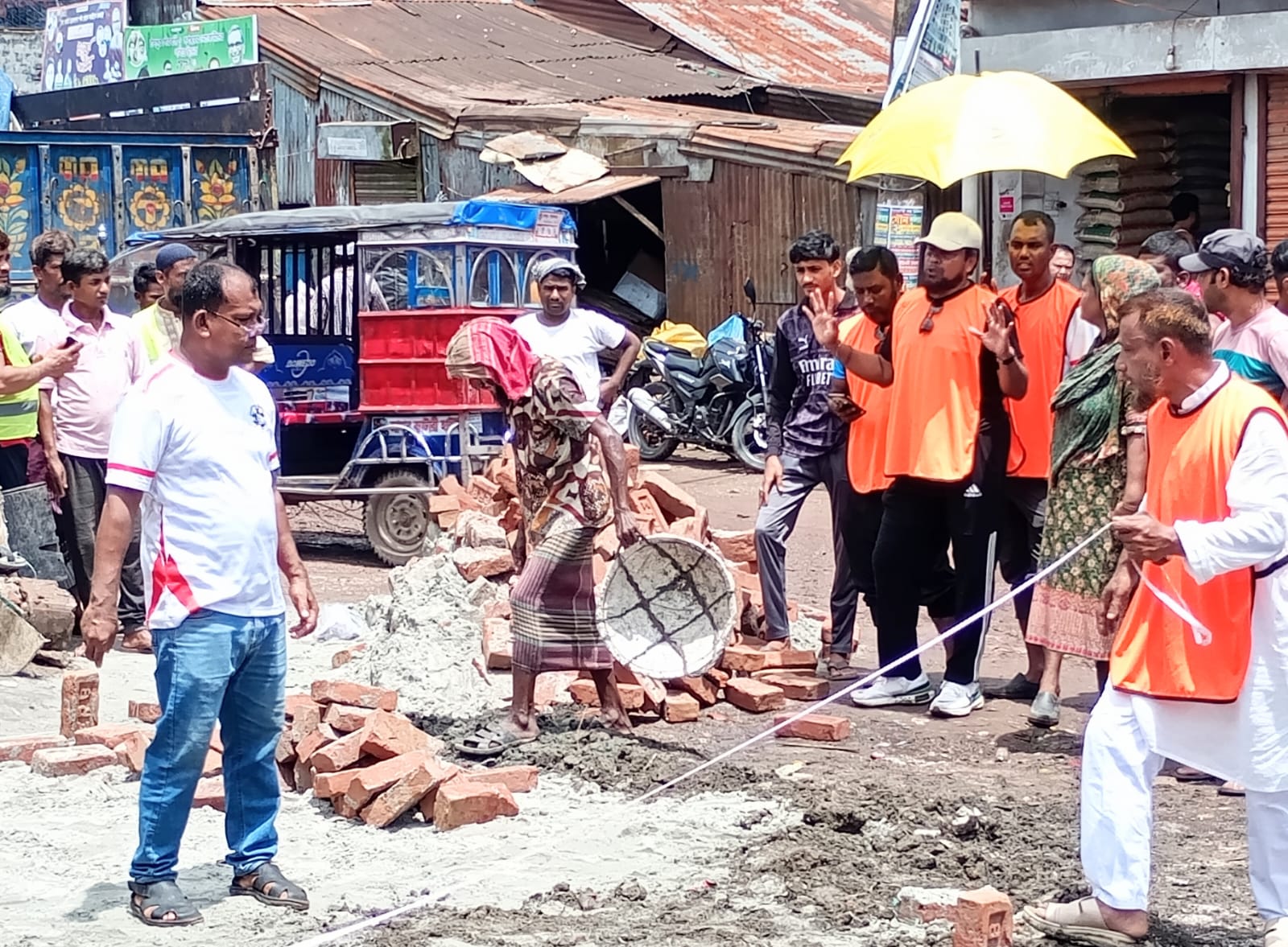 পুরাণবাজারে পৌরসভার ময়লা ফেলার স্থানটি পাকা করে দিয়েছে 'ক্লিন চাঁদপুর'