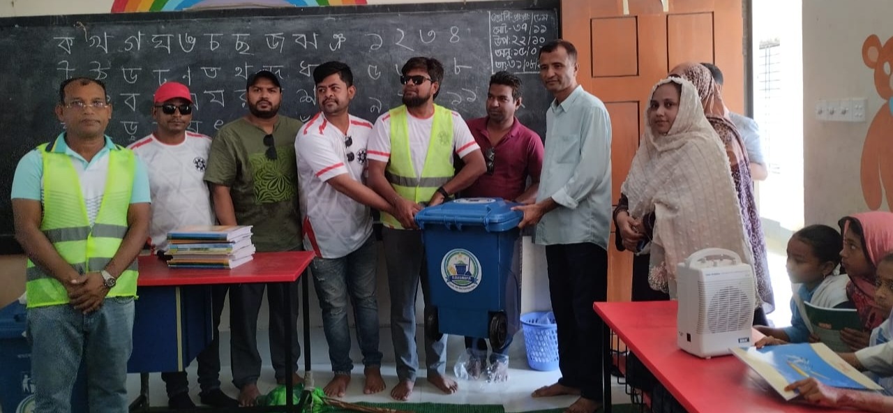 শিক্ষার্থীদের মাঝে ক্লিন চাঁদপুরের শিক্ষা উপকরণ ও ডাস্টবিন বিতরণ