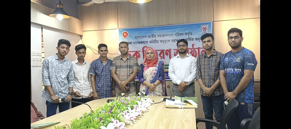 ফরিদগঞ্জে মেধাবী শিক্ষার্থীদের আর্থিক অনুদান প্রদান