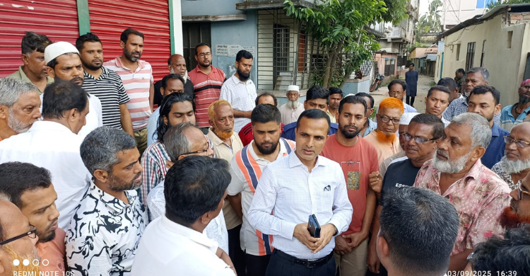 প্রতাপ সাহা রোডের দুরবস্থা পরিদর্শনে জেলা প্রশাসক