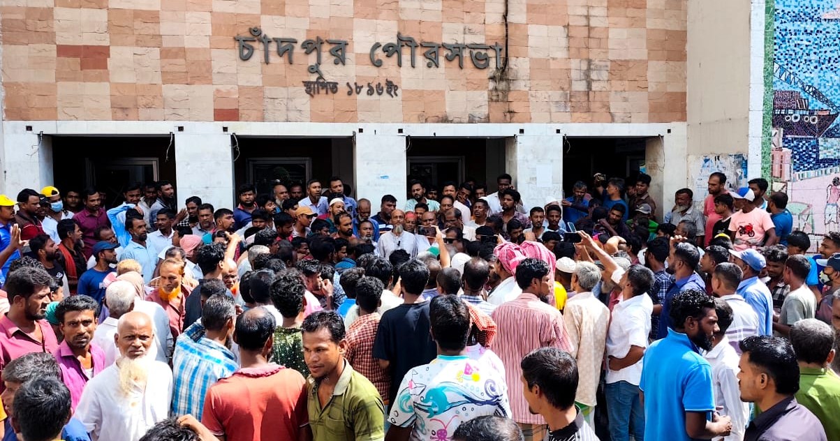 নবনিযুক্ত চাঁদপুর পৌর সচিবের সাথে জেলা রিকশা মালিক সমিতির বৈঠক