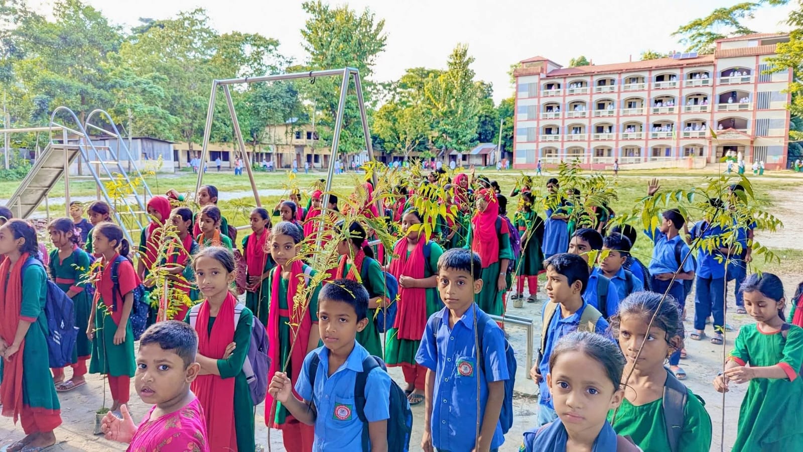 আইডিয়াল সমাজসেবা ফাউন্ডেশনের গাছের চারা বিতরণ
