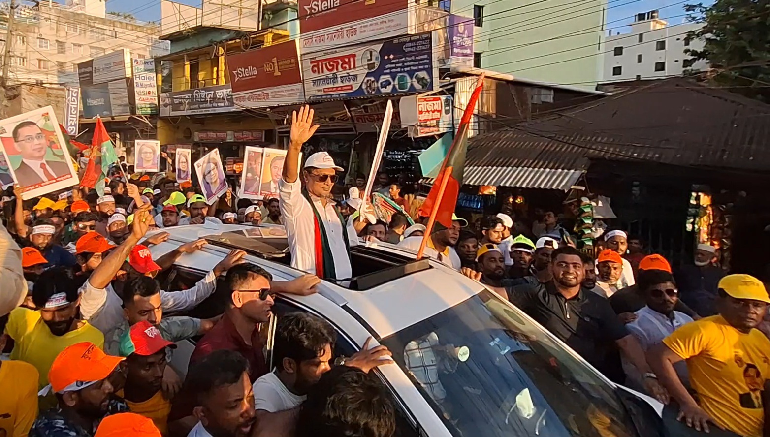হাজীগঞ্জে কয়েক কিলোমিটার সড়কজুড়ে ইঞ্জি. মমিনুলের র্যালি