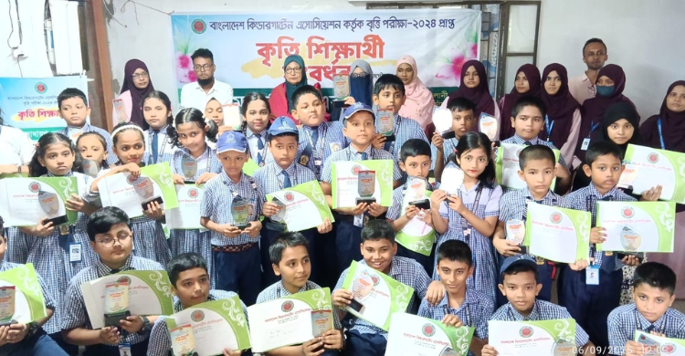 মডার্ন শিশু একাডেমিতে বৃত্তিপ্রাপ্ত মেধাবী শিক্ষার্থীদের সংবর্ধনা