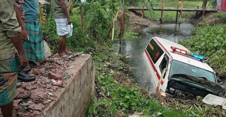 নোয়াখালীতে লাশবাহী অ্যাম্বুলেন্স পড়ে গেল খালে