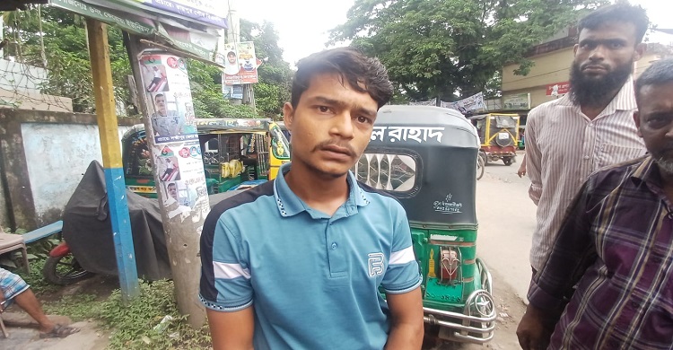 রায়পুরে পরিবহন থেকে প্রতিদিন ২৫ হাজার টাকা চাঁদা আদায় !