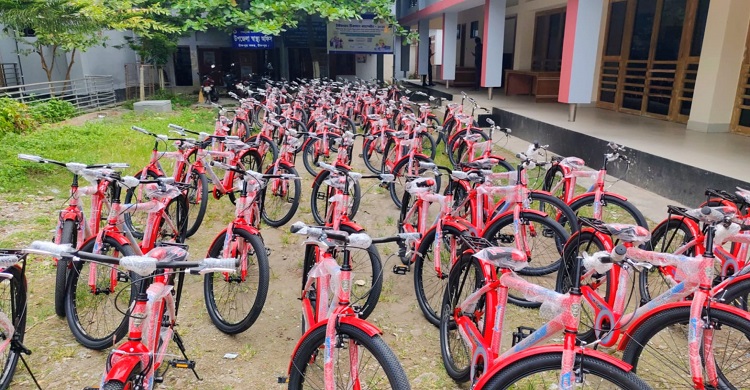 চাঁদপুরে কৃতী শিক্ষার্থীদের মাঝে ত্রুটিপূর্ণ সাইকেল বিতরণ