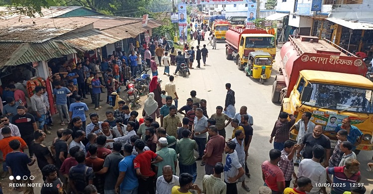 চাঁদপুর শহরে রংভিত্তিক সিএনজি-অটোবাইক চলাচল নিয়ে চালকদের বিক্ষোভ