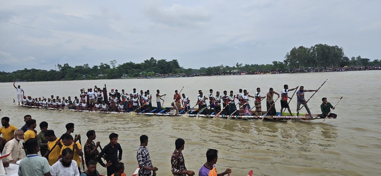 মৌলভীবাজারের কুশিয়ারা নদীতে ঐতিহ্যবাহী নৌকা বাইচ প্রতিযোগিতা