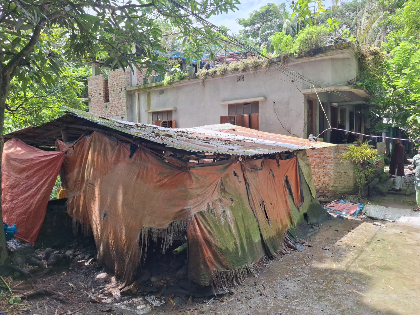 দুর্গন্ধের প্রতিবাদ করায় নারী ও শিশুকে পিটিয়ে জখম