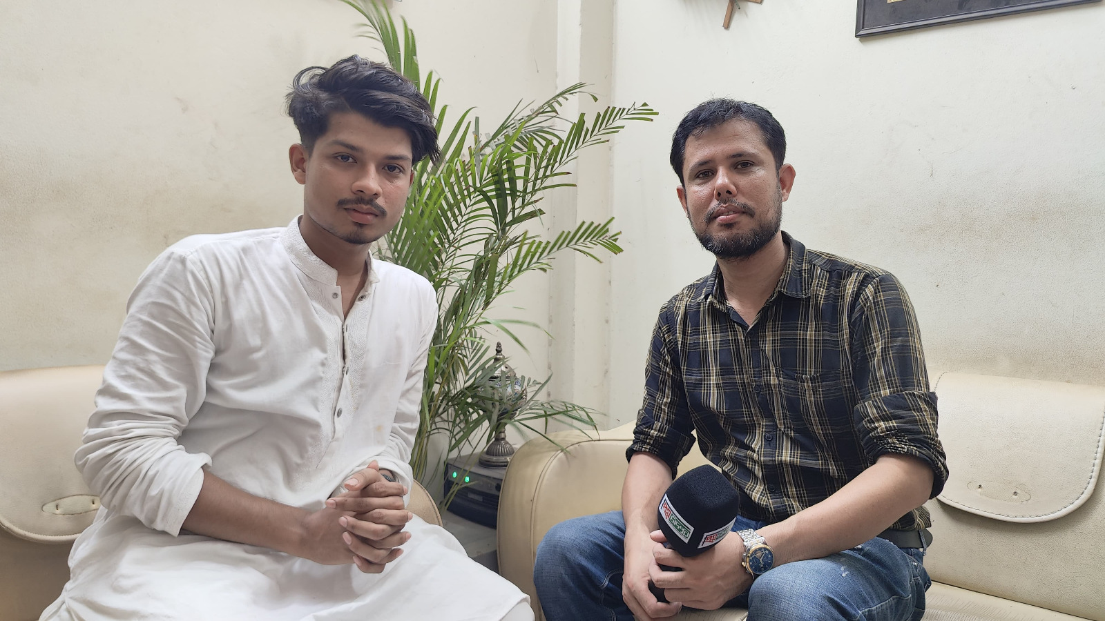 ‘কালা বিলাই’ থেকে লাখো মানুষের মন জয় করা চাঁদপুরের আপন খানের গল্প