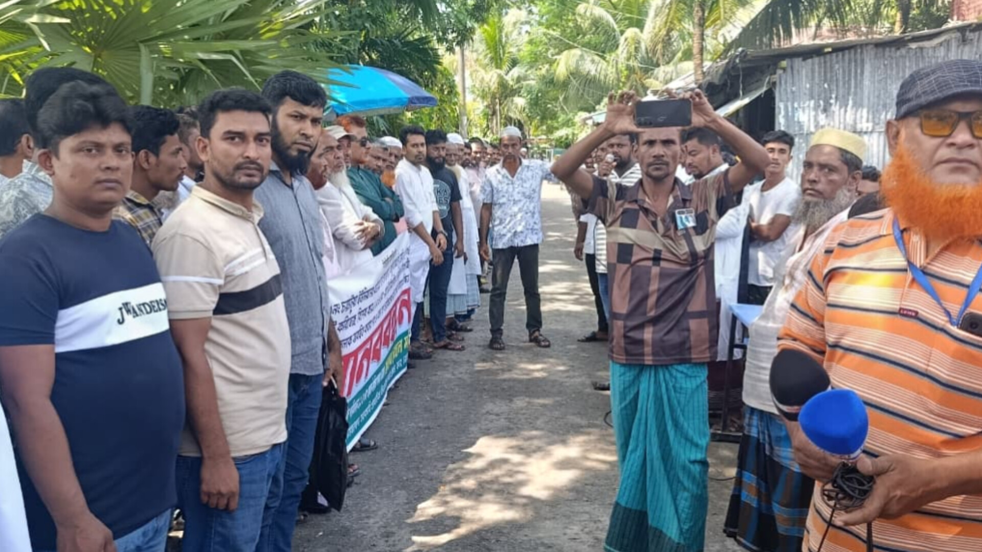 নোয়াখালীতে অস্থায়ী পুলিশ ক্যাম্প স্থাপনের দাবিতে বিক্ষোভ