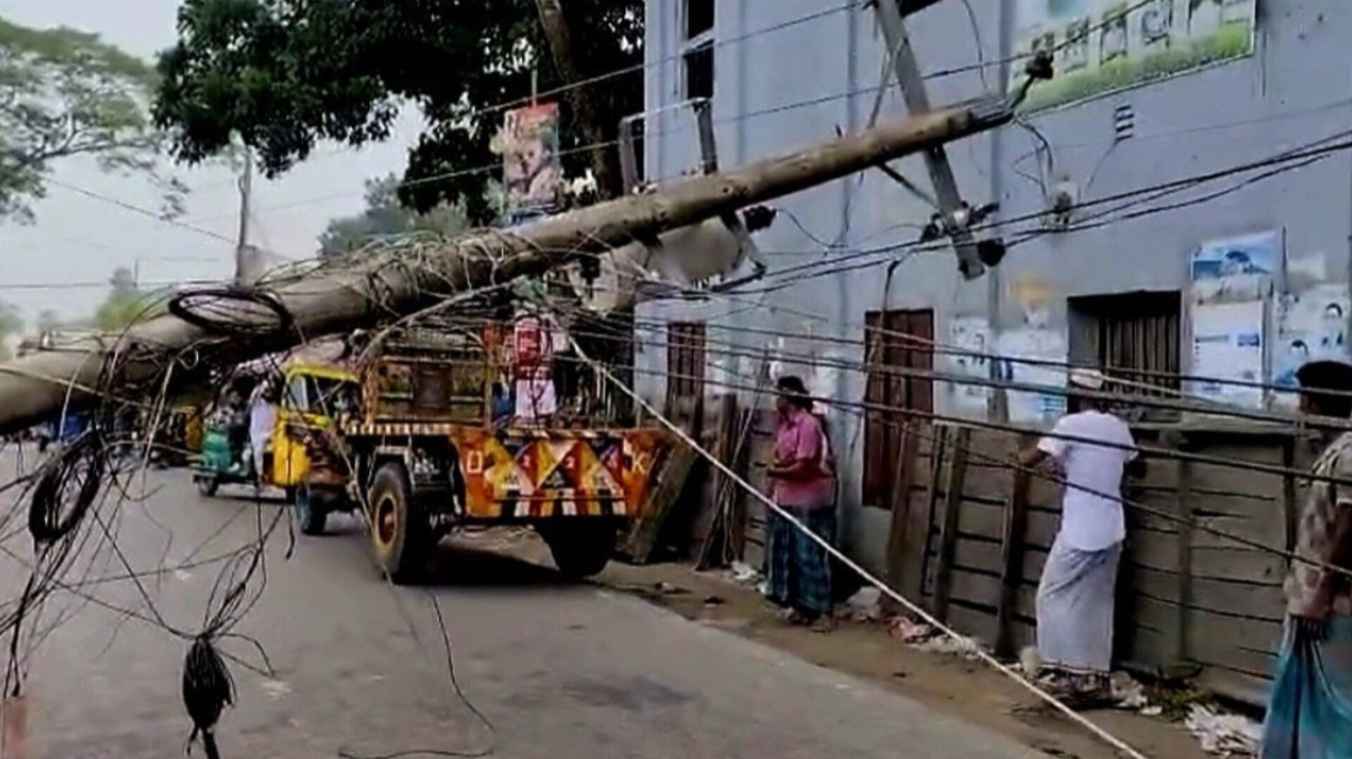 প্রাইভেট কারের ধাক্কায় ভেঙ্গে পড়লো বৈদ্যুতিক খুঁটি