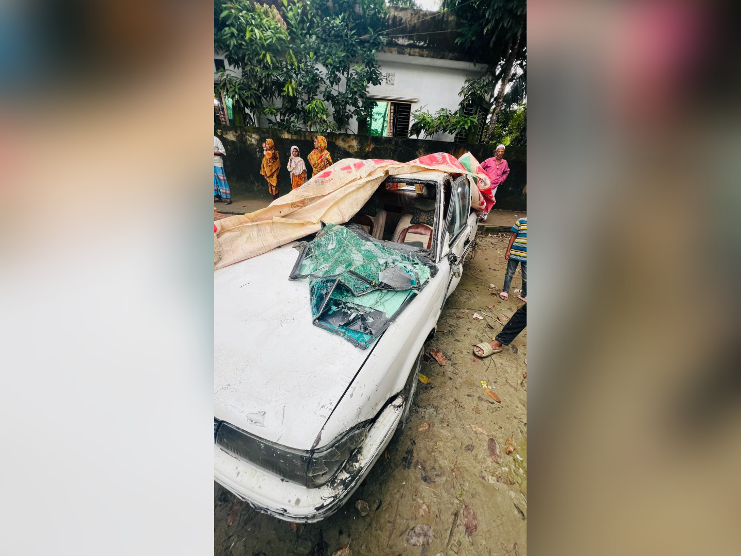 প্রশিক্ষণ প্রাইভেট কার পুকুরে পড়ে তরুণের মৃত্যু