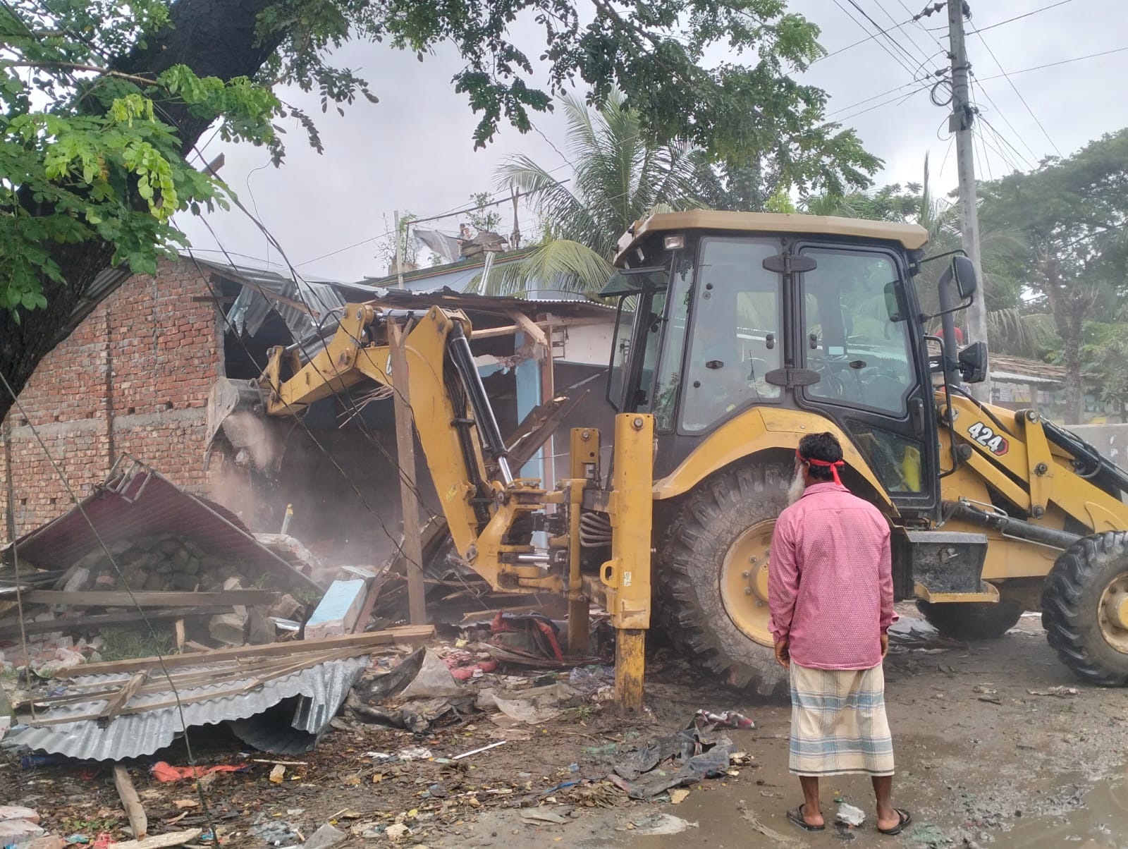 কচুয়ায় সড়কের দুপাশের শতাধিক অবৈধ স্থাপনা উচ্ছেদ