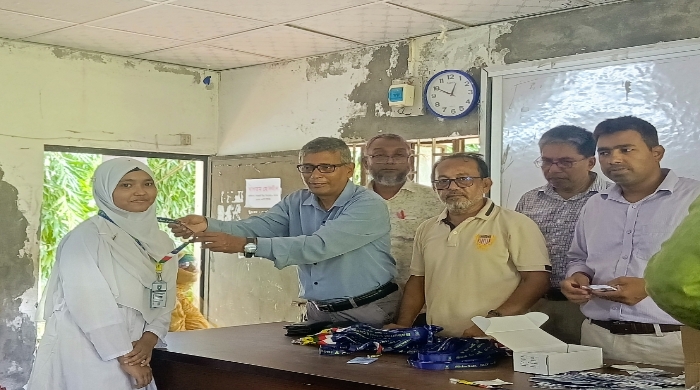 বাবুরহাট উচ্চ বিদ্যালয় ও কলেজে একাদশ শ্রেণির শিক্ষার্থীদের মাঝে পরিচয়পত্র বিতরণ