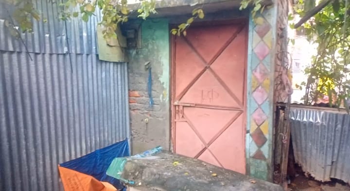 শাহরাস্তিতে ৮ মাস অবরুদ্ধ এক পরিবার