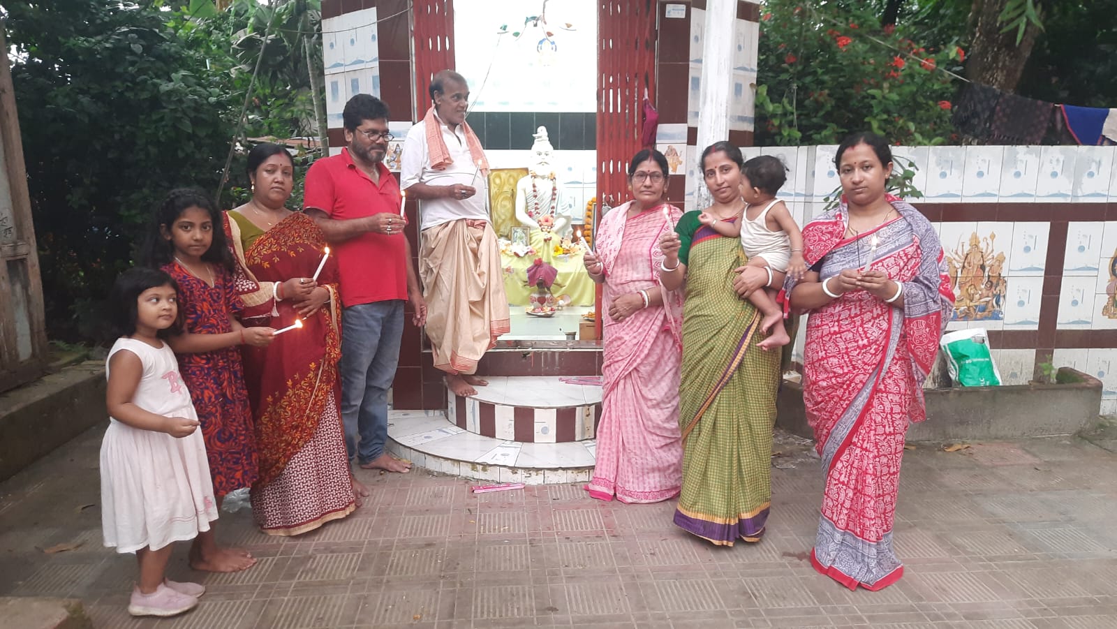 বিশিষ্ট কাঠ ব্যবসায়ী সুব্রত সাহা মানিকের মাতা আলো রাণী  সাহার মৃত্যুবার্ষিকী উদযাপন