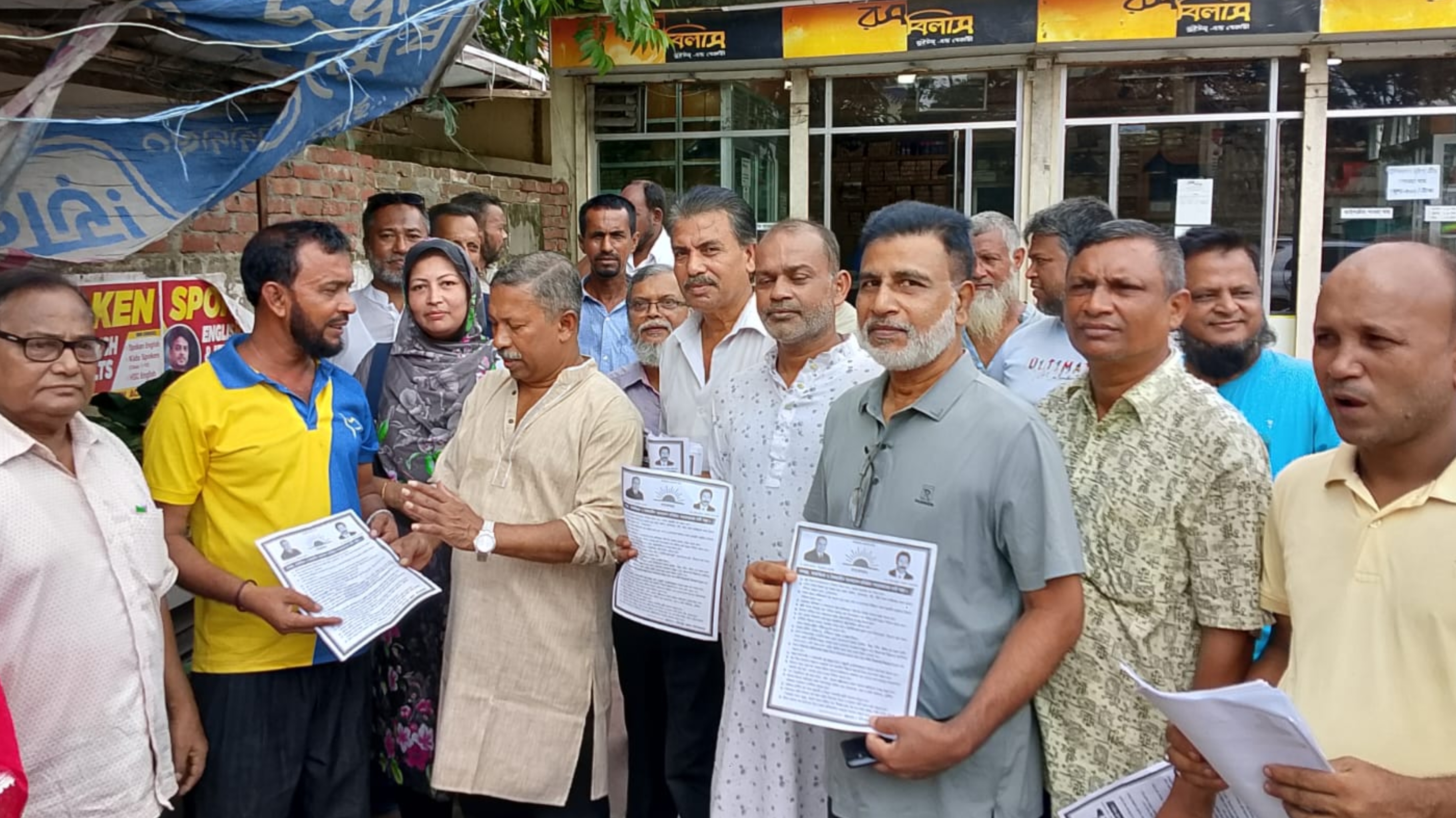 গণতন্ত্র, ন্যায়বিচার ও বৈষম্যহীন বাংলাদেশ প্রতিষ্ঠায় চাঁদপুুর শহরে অ্যাড. সেলিম আকবরের লিফলেট বিতরণ
