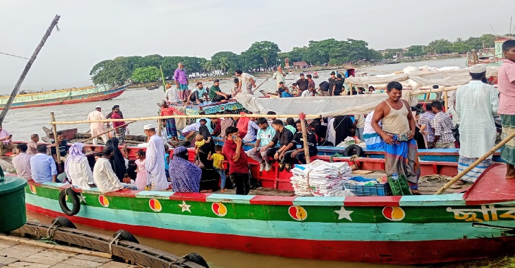 ঘাটে ও ট্রলারে ঝুঁকি নিয়ে  যাত্রীদের চরাঞ্চলে যাতায়াত