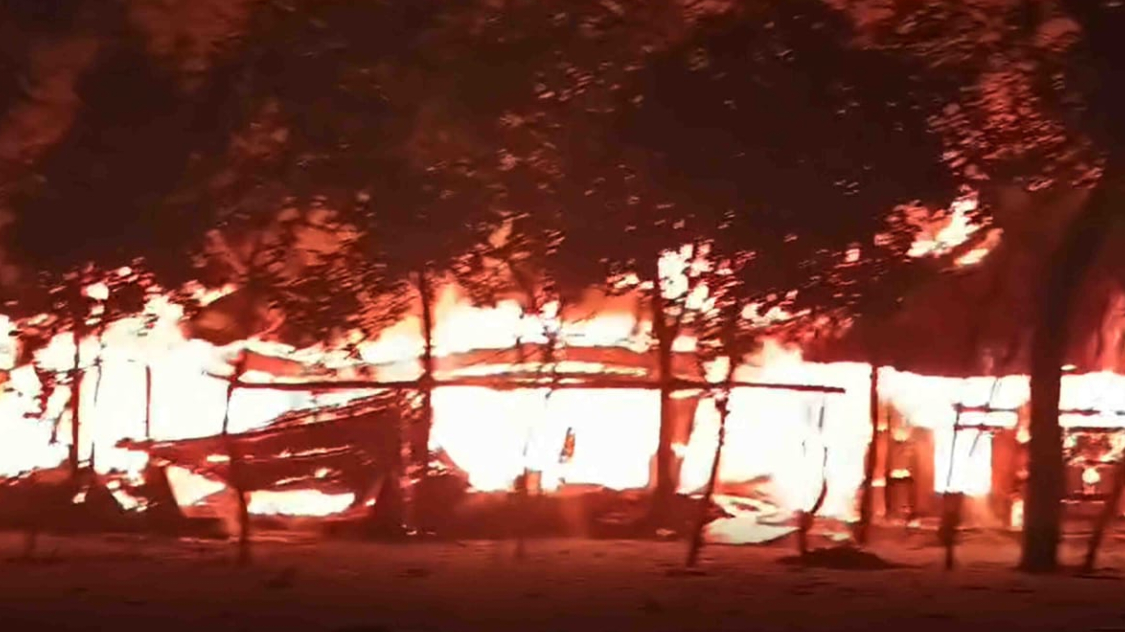 হাজীগঞ্জে রাতের আগুনে নিঃস্ব ২ পরিবার