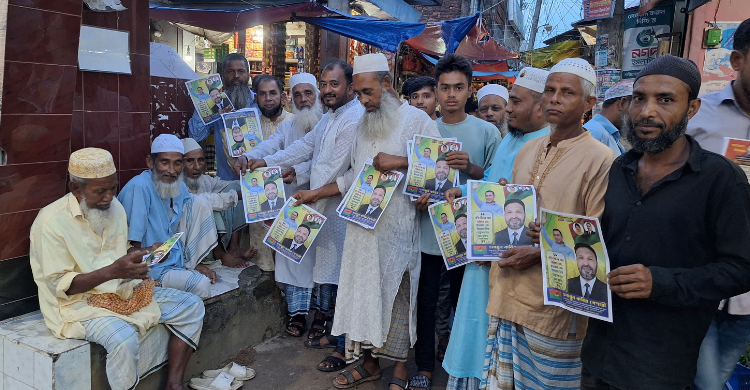 রাষ্ট্র মেরামতের বার্তা নিয়ে ফরিদগঞ্জে হুমায়ুন কবির বেপারীর গণসংযোগ ও লিফলেট বিতরণ