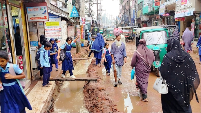 রায়পুর পৌরসভার সড়ক খোঁড়াখুঁড়িতে বেহাল, দুর্ঘটনায় আহত, চরম ভোগান্তি