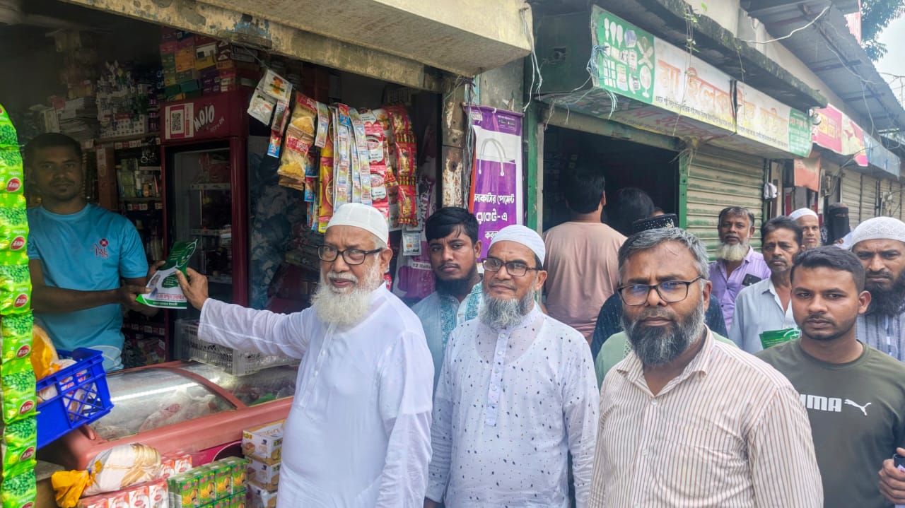 মতলব উত্তরের দুর্গাপুরে জামায়াতে ইসলামীর লিফলেট বিতরণ
