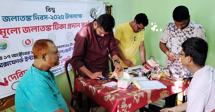 কুমিল্লার দেবীদ্বারে বিনামূল্যে বিড়ালকে জলাতঙ্ক টিকা প্রদান