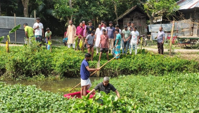 শাহরাস্তিতে কর্মীদের নিয়ে খাল পরিষ্কার করলেন বিএনপি নেতা ব্যারিস্টার কামাল
