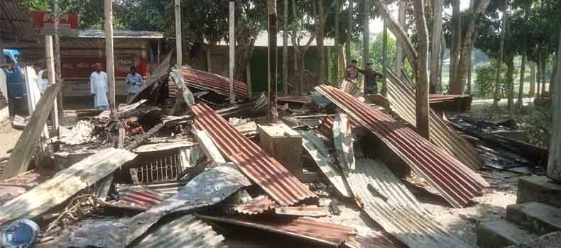 মতলবে অগ্নিকাণ্ডে বসতঘর পুড়ে গেছে