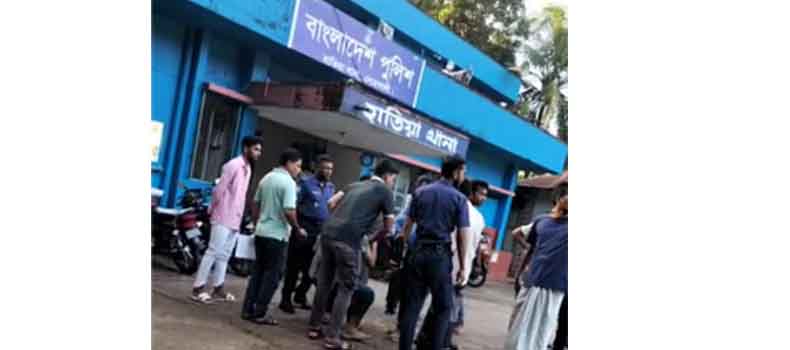 যুবদলের আহ্বায়কের নেতৃত্বে পুলিশের গাড়িতেই যুবককে পেটালেন নেতাকর্মীরা