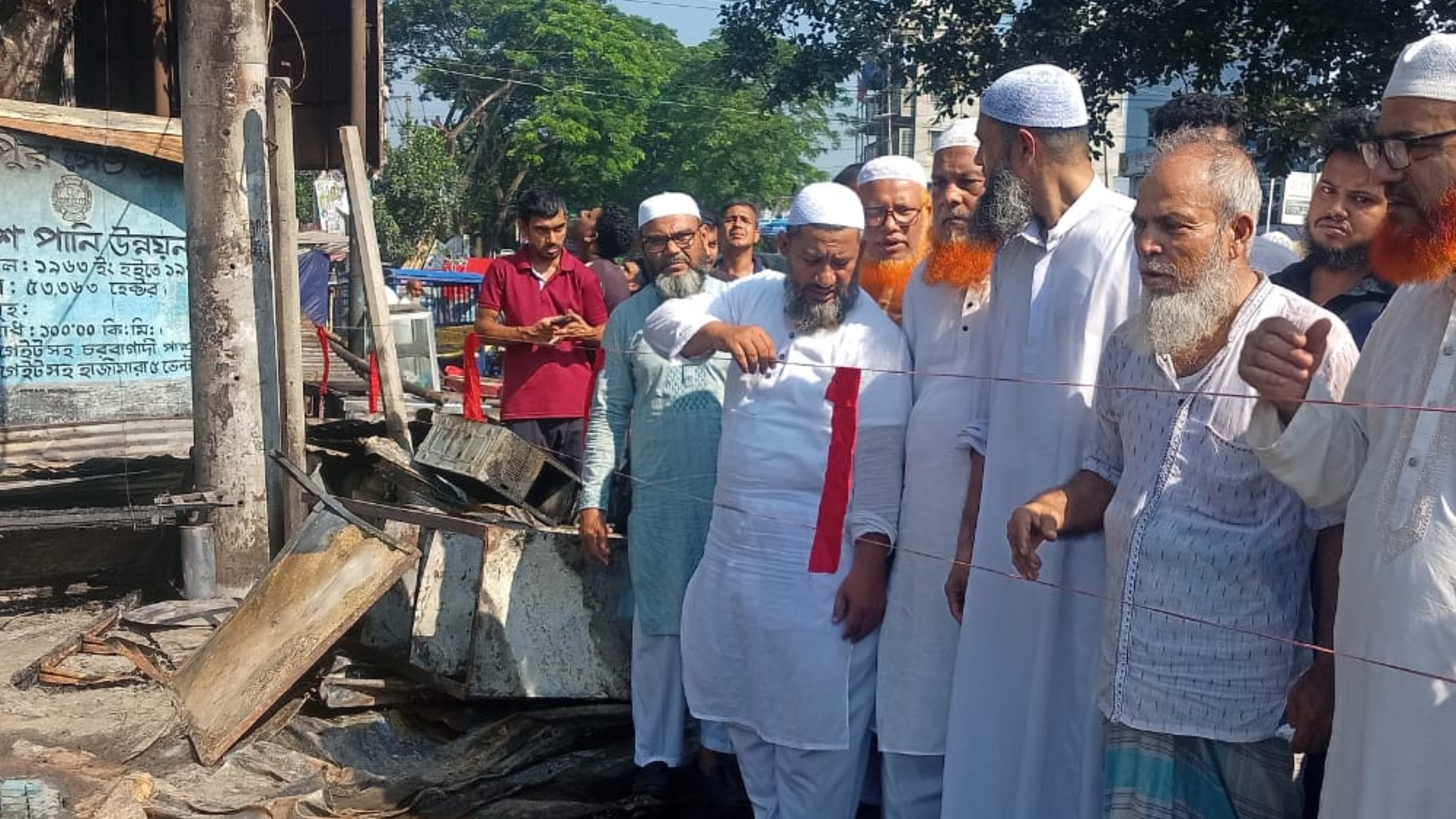 বাগাদী চৌরাস্তায় অগ্নিকাণ্ডস্থল পরিদর্শনে জামাত নেতা অ্যাড. শাহজাহান মিয়া