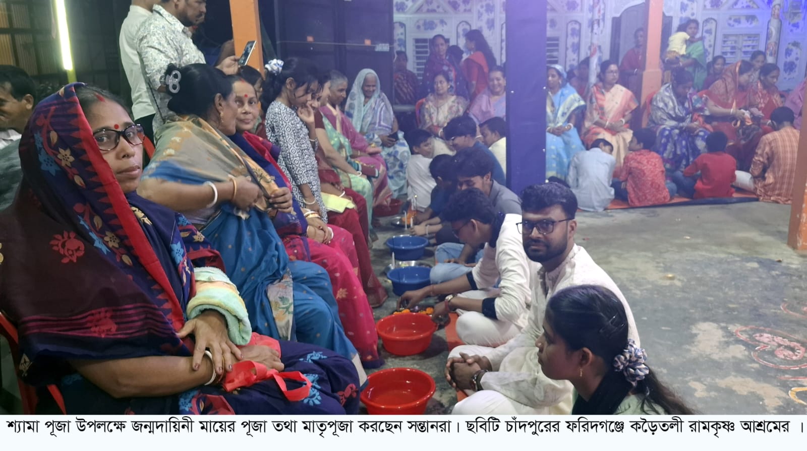 জন্মদায়িনী মাকে দেবীরূপে পূজা করলেন সন্তানরা