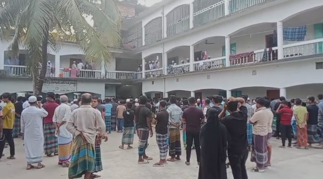 নোয়াখালীতে মাদরাসায় ঘুমের মধ্যে ছাত্রকে জবাই করে হত্যা