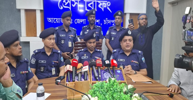 ফরিদগঞ্জের স্বর্ণের দোকানে চোরাইকৃত স্বর্ণ উদ্ধার, কথিত সাংবাদিকসহ আটক ২