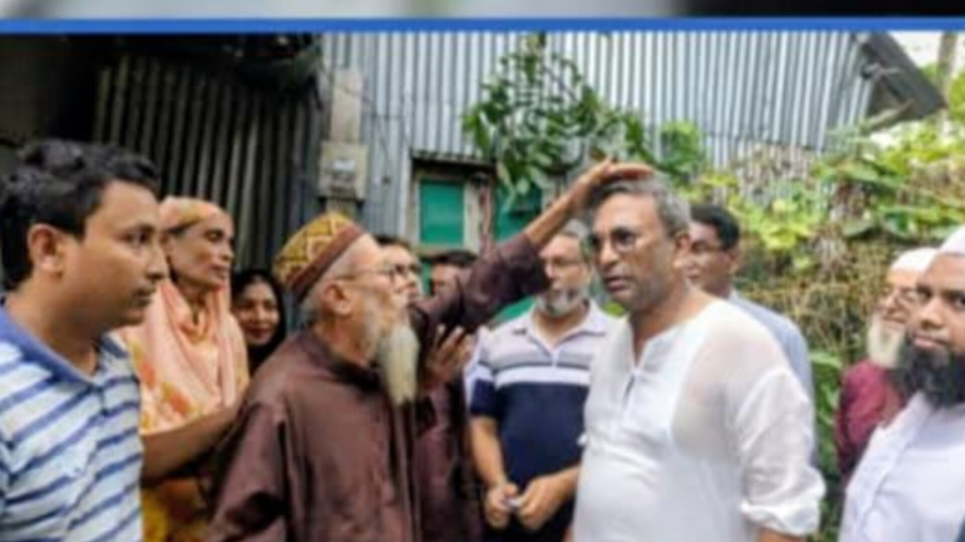 তরপুরচণ্ডীর শতবর্ষী রসুল গাজীকে নতুন ঘর করে দিচ্ছেন শেখ ফরিদ আহমেদ মানিক